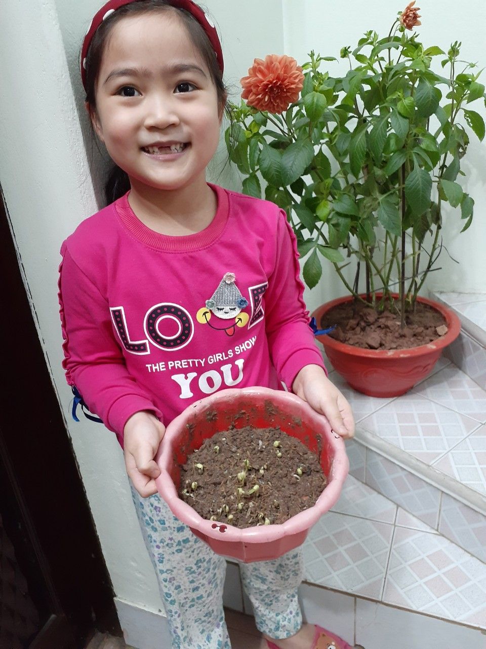 Bạn Hà Mi vui mừng khi hạt đỗ nảy mầm.
